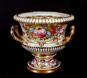 Derby-Porzellanurne, handbemalt, um 1820